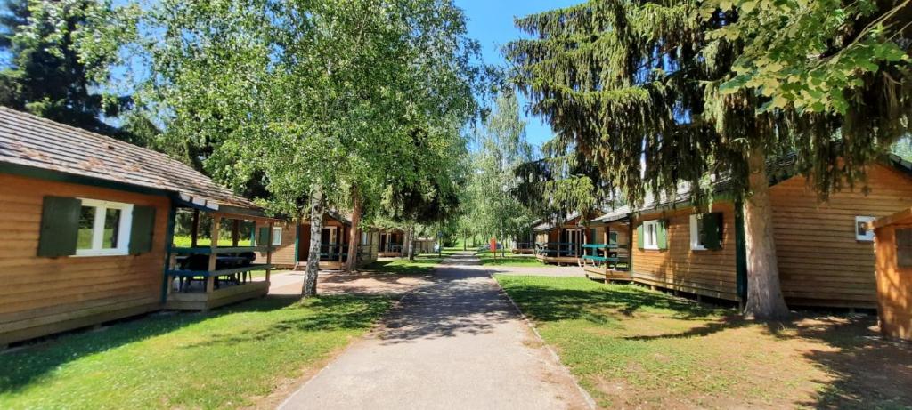 przejście między dwoma budynkami obok drzew w obiekcie Camping Onlycamp L'Orée d'Alsace w mieście Wasselonne