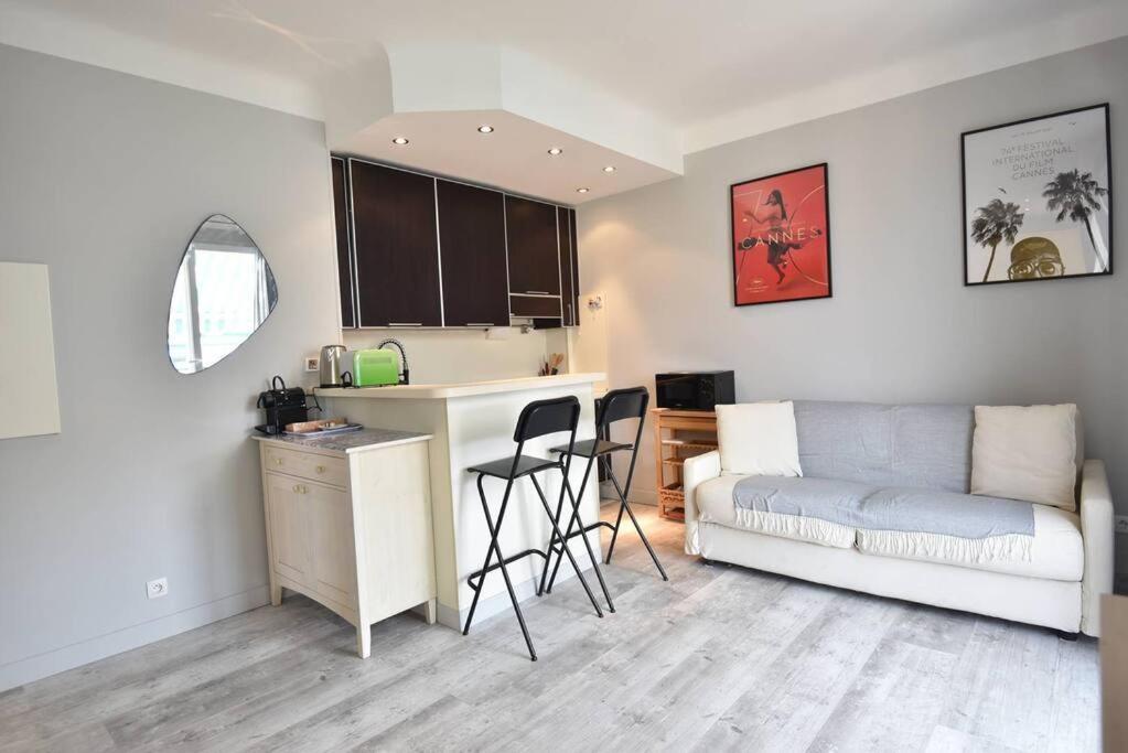 Il dispose d'une cuisine et d'un salon avec un canapé et une table. dans l'établissement Nice Signature Halévy, à Nice