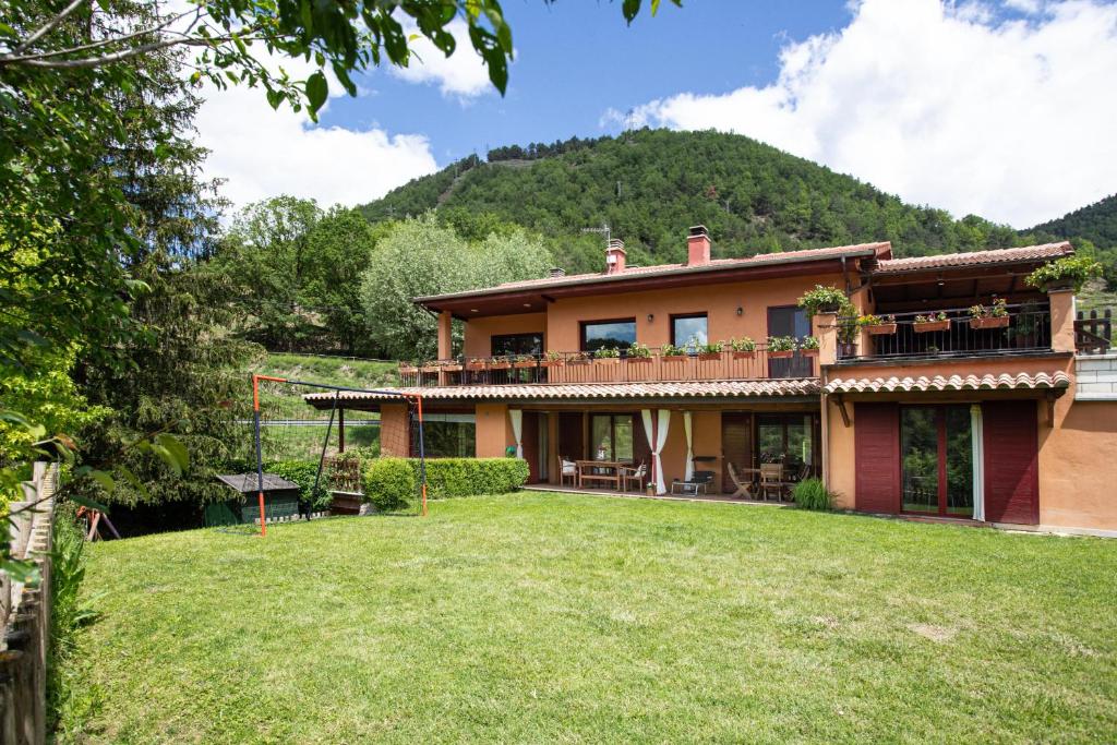 an image of a house with a yard at L'Adó in Ripoll