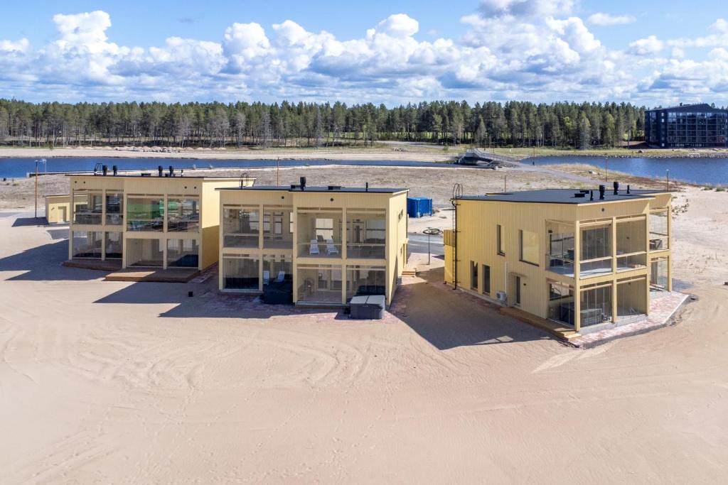 eine Gruppe von Gebäuden auf einem Strand in der Unterkunft Seaview Villa Resort in Kalajoki