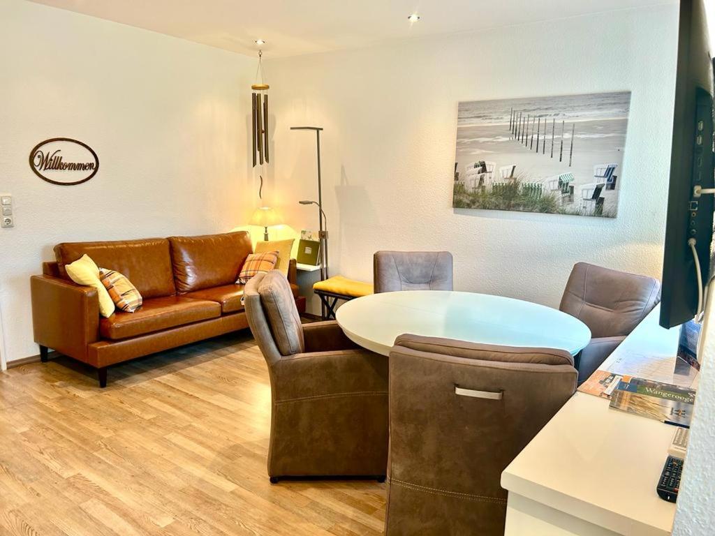 ein Wohnzimmer mit einer Couch und einem Tisch in der Unterkunft Meike 2 - Ebenerdige Wohnung mit Terrasse und kleinem Garten in Wangerooge