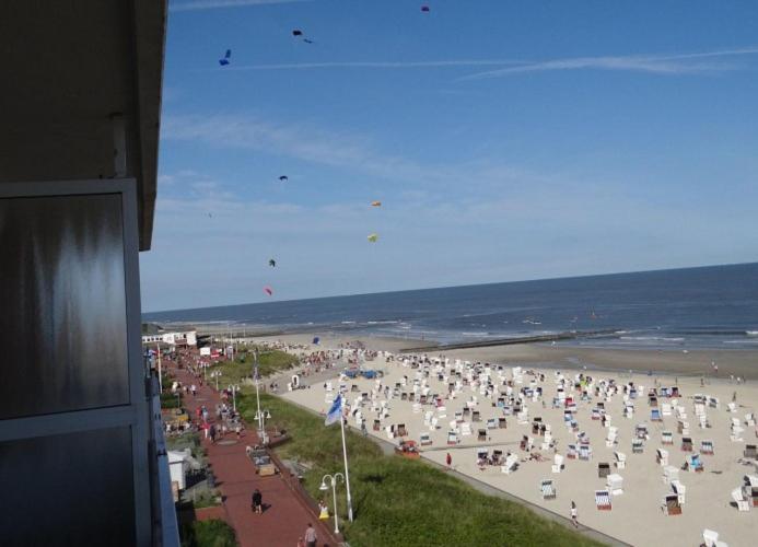 een menigte mensen op een strand bij de oceaan bij Lange Anna in Wangerooge