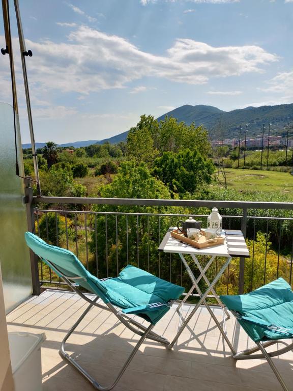 una mesa y sillas en un balcón con vistas en CASA DI ANDREA, en Albenga