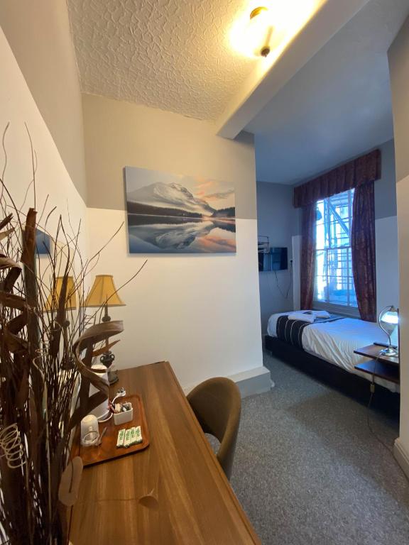 The Broadway Hotel - Single Room