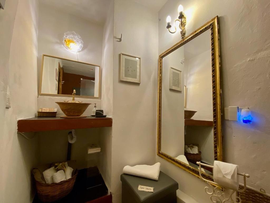 łazienka z dużym lustrem i umywalką w obiekcie Casa Marghera House Winery Bikes w mieście Pitigliano