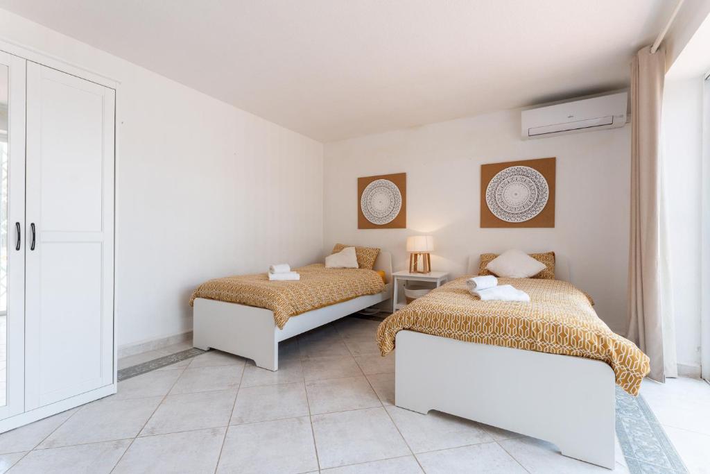 A bed or beds in a room at 4 bedroom beach Villa with direct access to the beach and private pool between Fuengirola and Marbella - Mijas costa