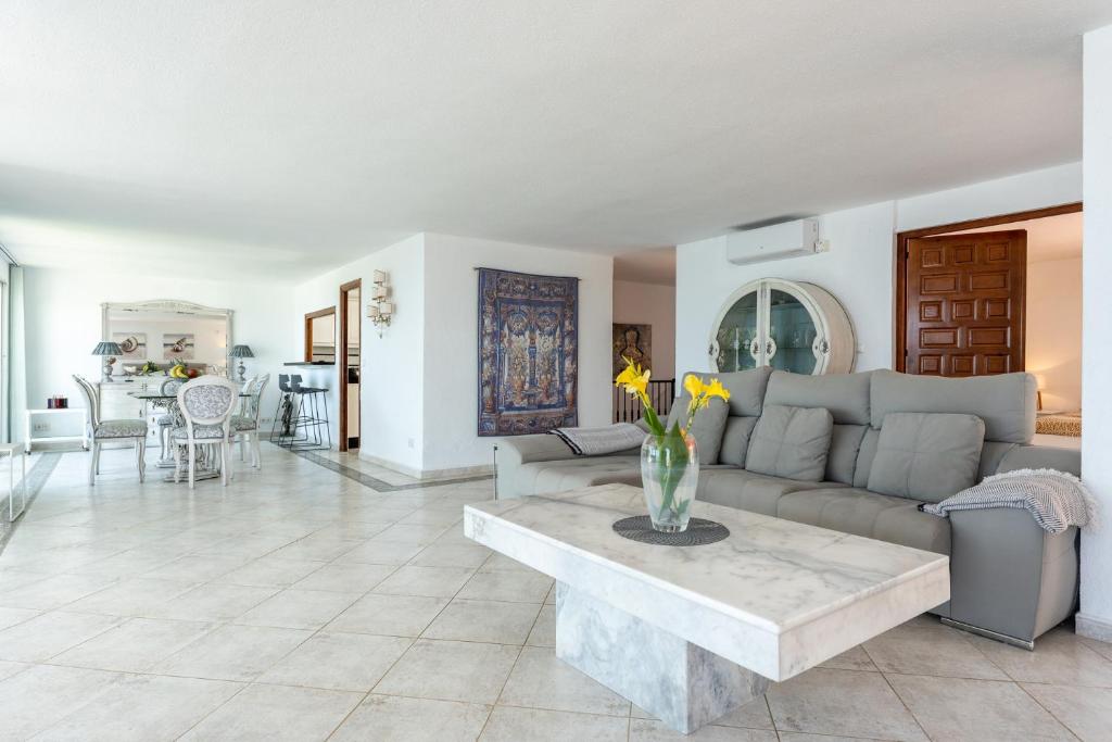 A seating area at 4 bedroom beach Villa with direct access to the beach and private pool between Fuengirola and Marbella - Mijas costa