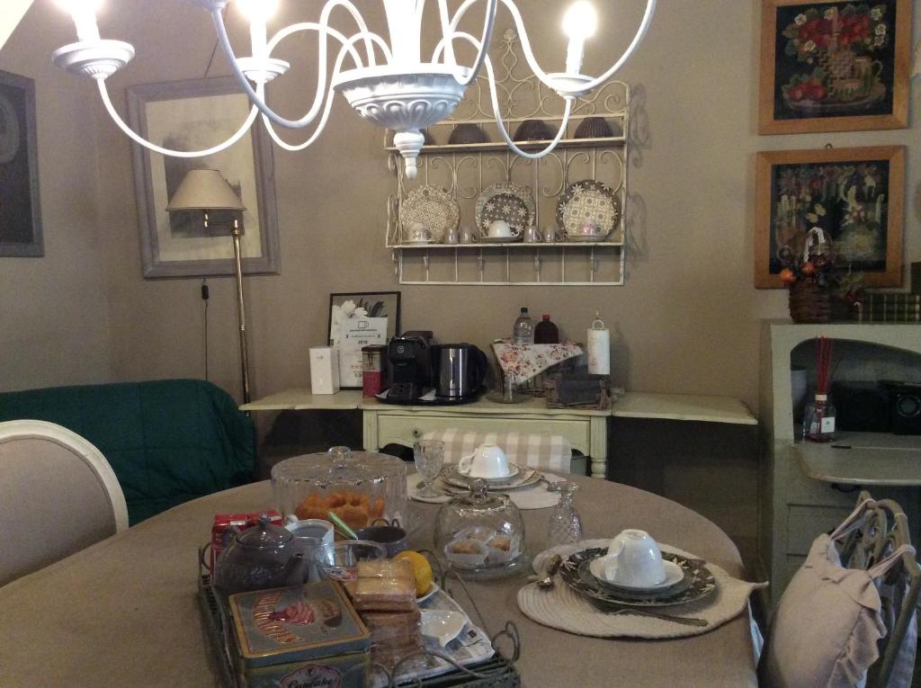 comedor con mesa y lámpara de araña en Aria di Campagna, en Lodi