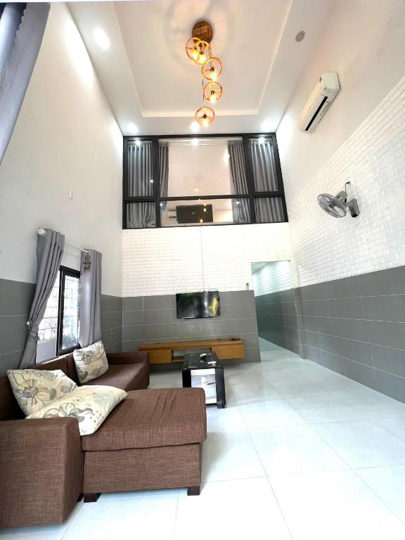 - un salon avec un canapé et une télévision dans l'établissement THANH XUÂN HOMESTAY, à Đà Nẵng