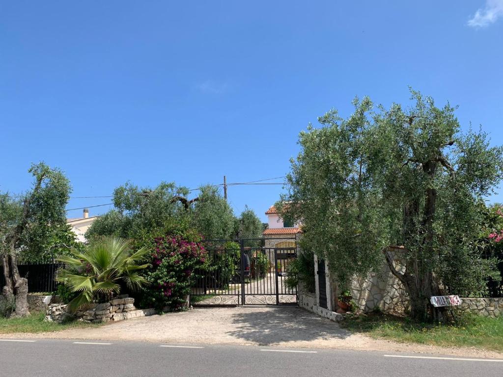 una puerta frente a una casa con árboles en Villa Monica appartamenti, en Vieste