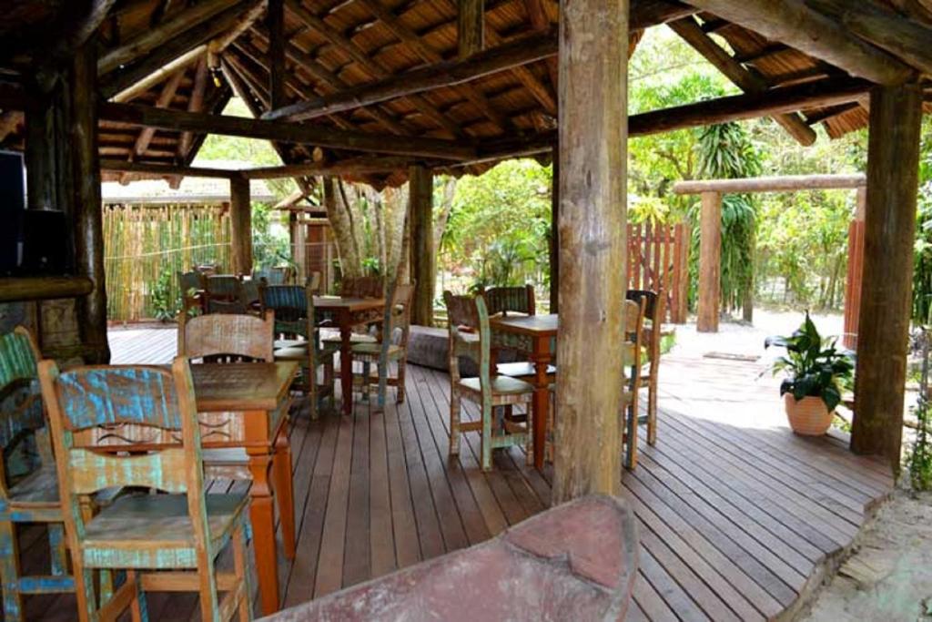Um restaurante ou outro lugar para comer em Pousada Favo De Mel