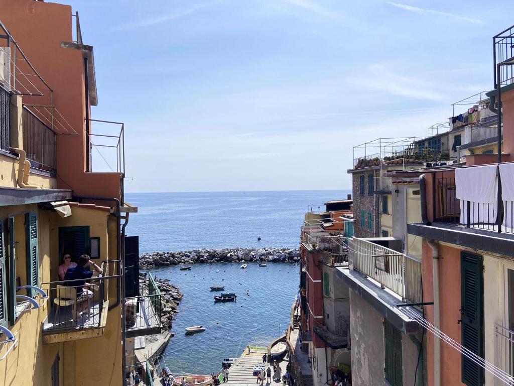 una vista del océano desde los edificios en La Casa di Lenù, en Riomaggiore