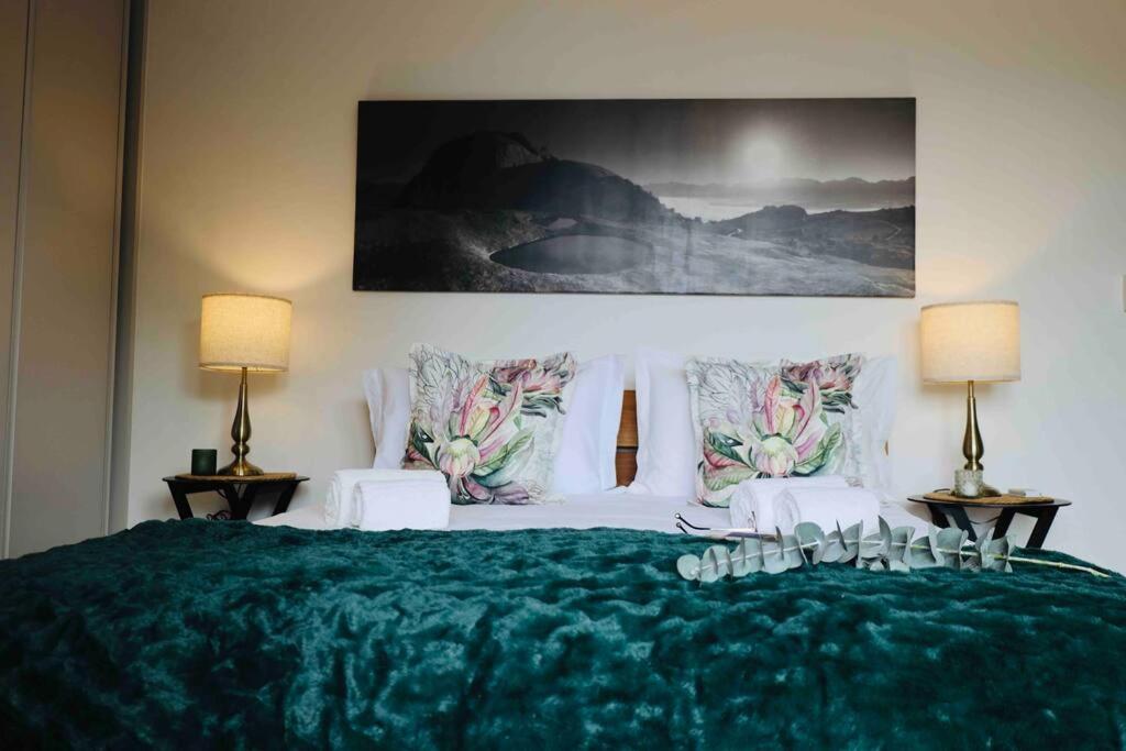 1 dormitorio con 1 cama verde grande y 2 lámparas en The Paarl Grand, en Paarl