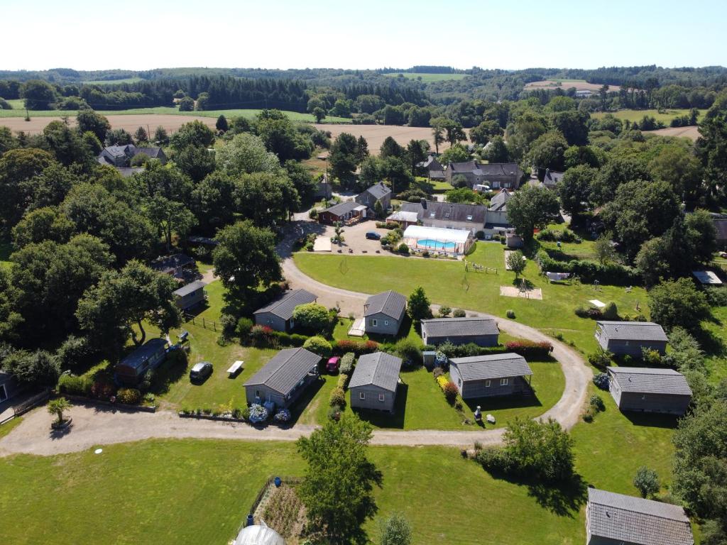 una vista aérea de una casa con un parque en Le Domaine du Scorff - hébergements insolites chalets et roulottes, en Kernascléden