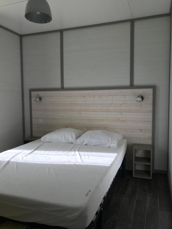 Postel nebo postele na pokoji v ubytování Le Domaine du Scorff - hébergements insolites chalets 4 à 6 personnes et roulottes