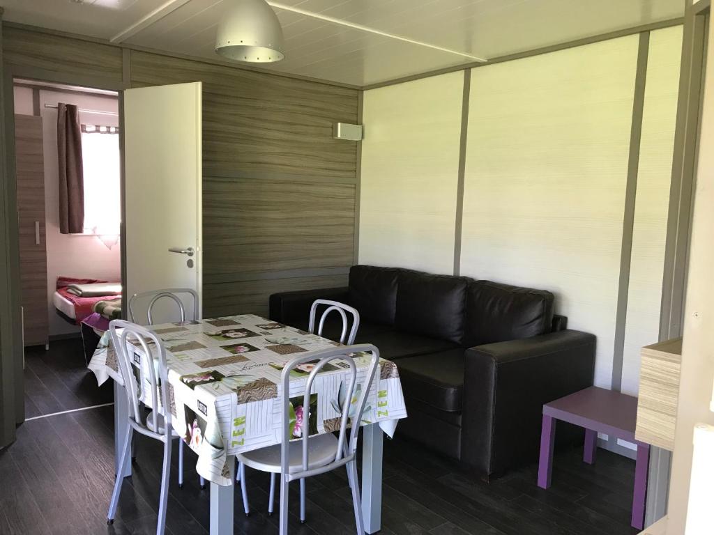 Posezení v ubytování Le Domaine du Scorff - hébergements insolites chalets 4 à 6 personnes et roulottes