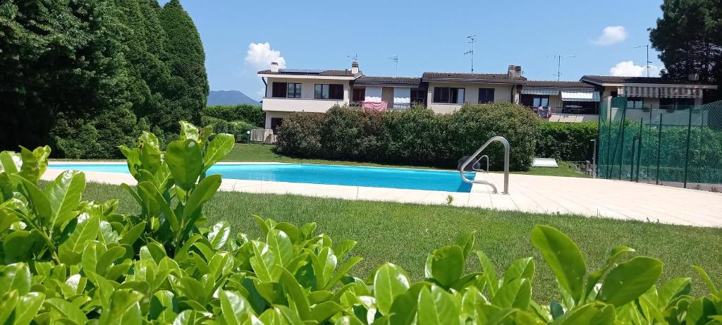 una casa con piscina en un patio en MAISON MARGÙ, en  Monvalle 