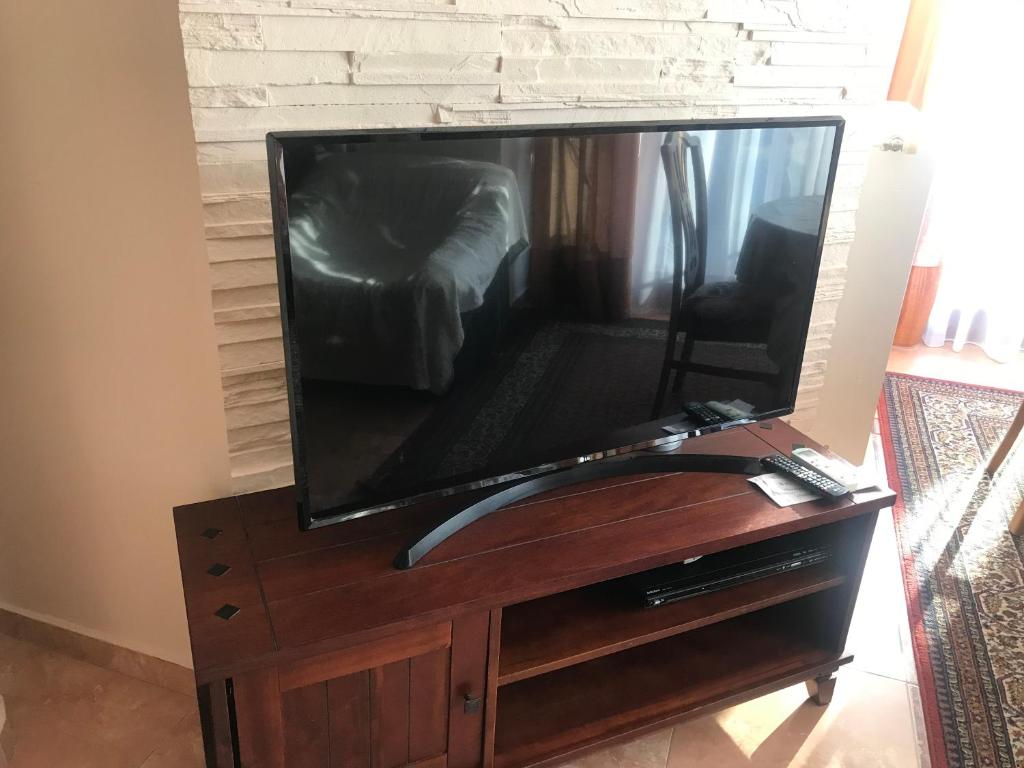Televízia a/alebo spoločenská miestnosť v ubytovaní Feng Shui Wellness Apartmanház Hévíz