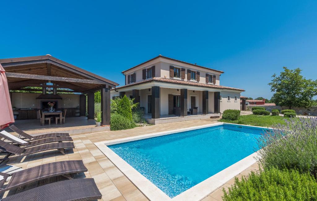 Bazén v ubytování Leonardo nebo v jeho okolí