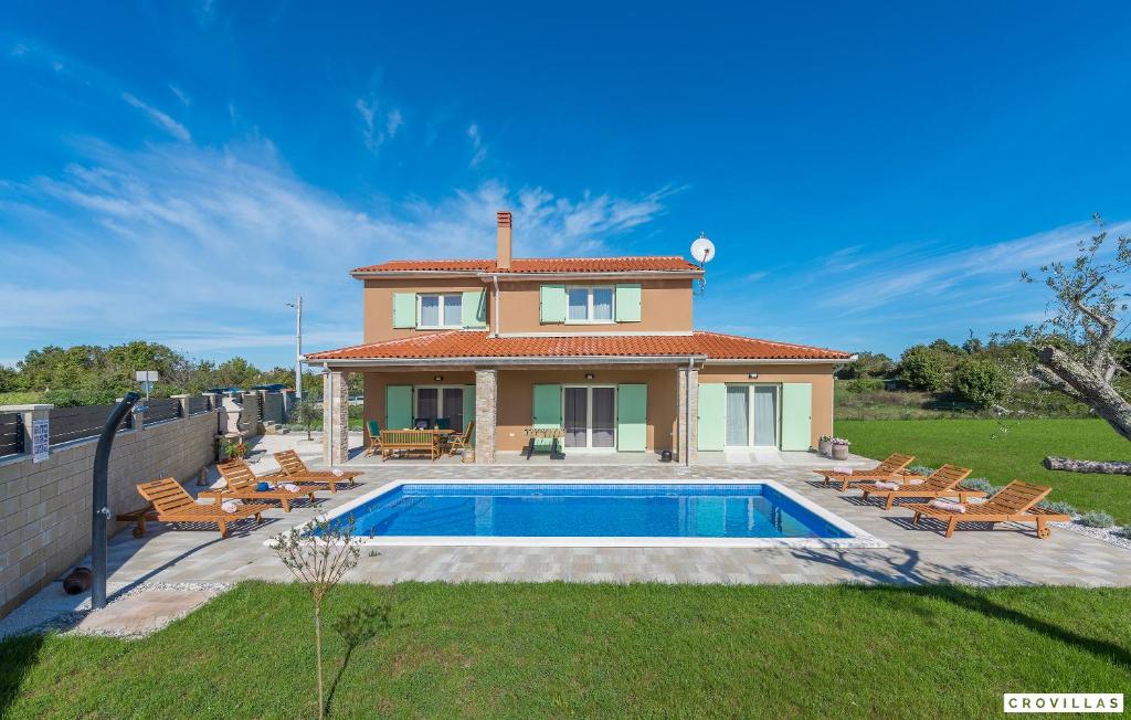 Villa con piscina frente a una casa en Matea, en Marčana