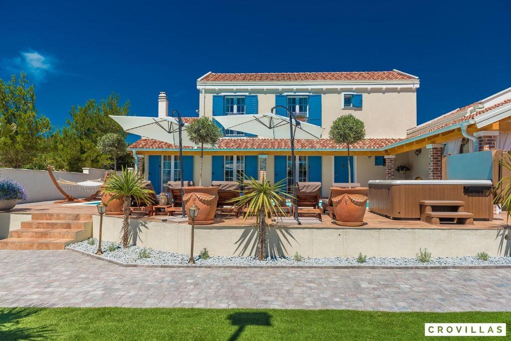 een huis met een patio ervoor bij Mek in Pridraga