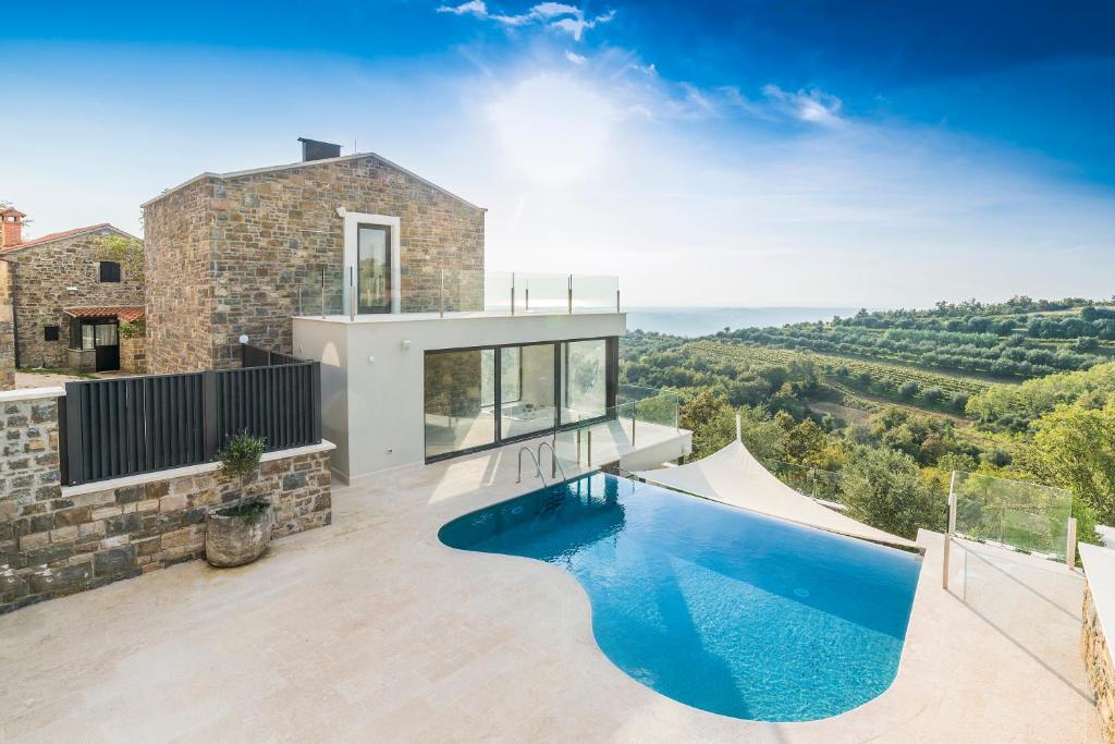 een villa met een zwembad en uitzicht bij Monte in Momjan