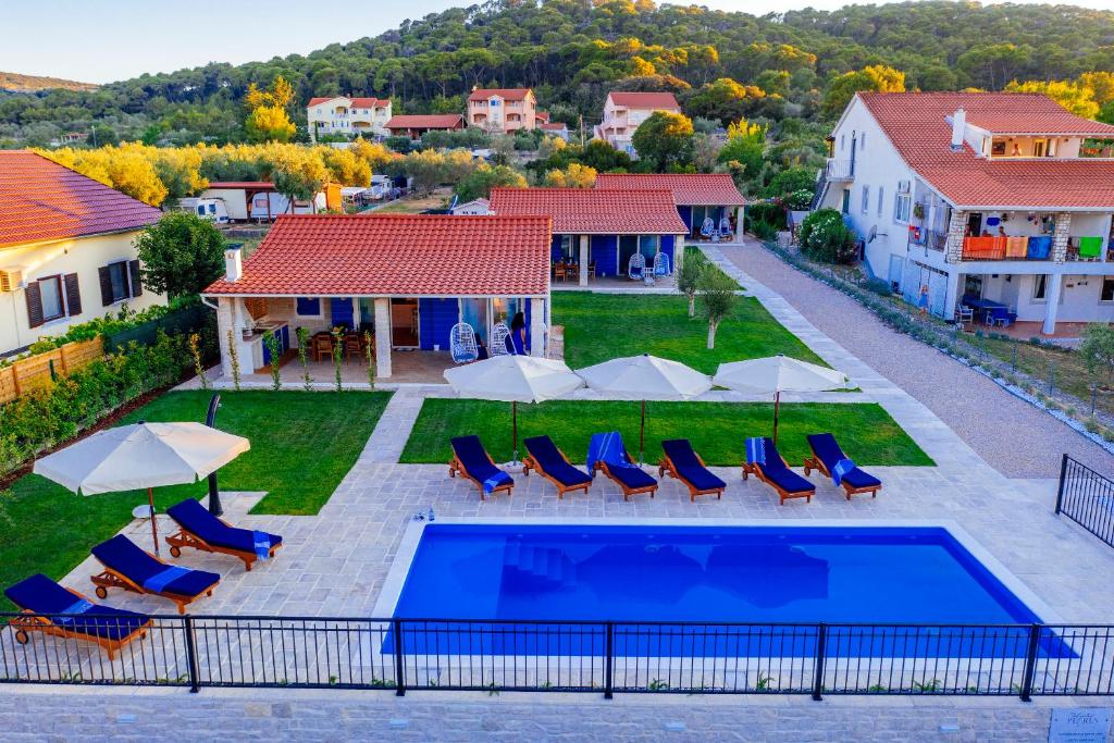 eine Luftaufnahme eines Hauses mit Swimmingpool in der Unterkunft Muntan in Kraj