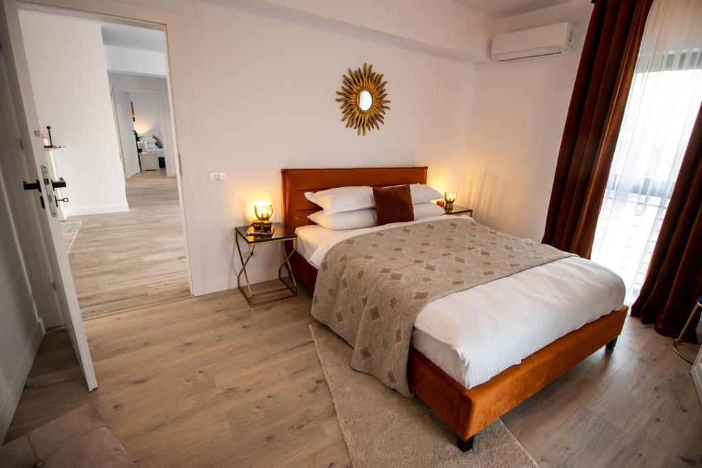 Una cama o camas en una habitación de The CLOCK