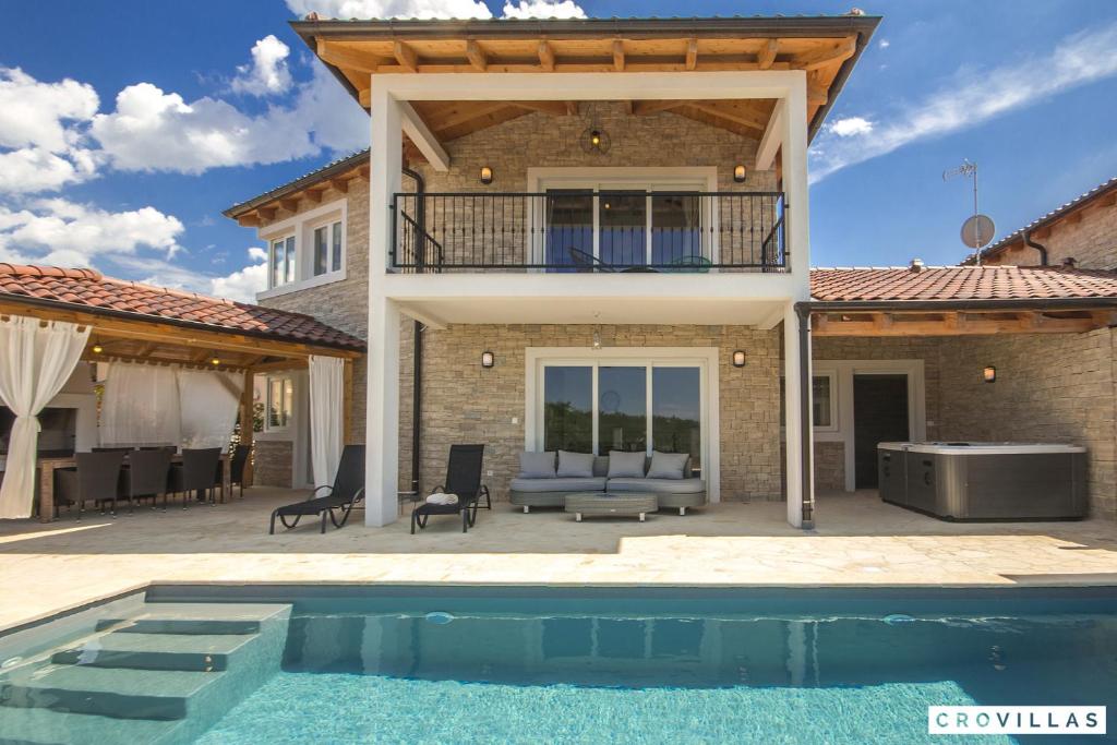 Bazén v ubytování Vespera nebo v jeho okolí