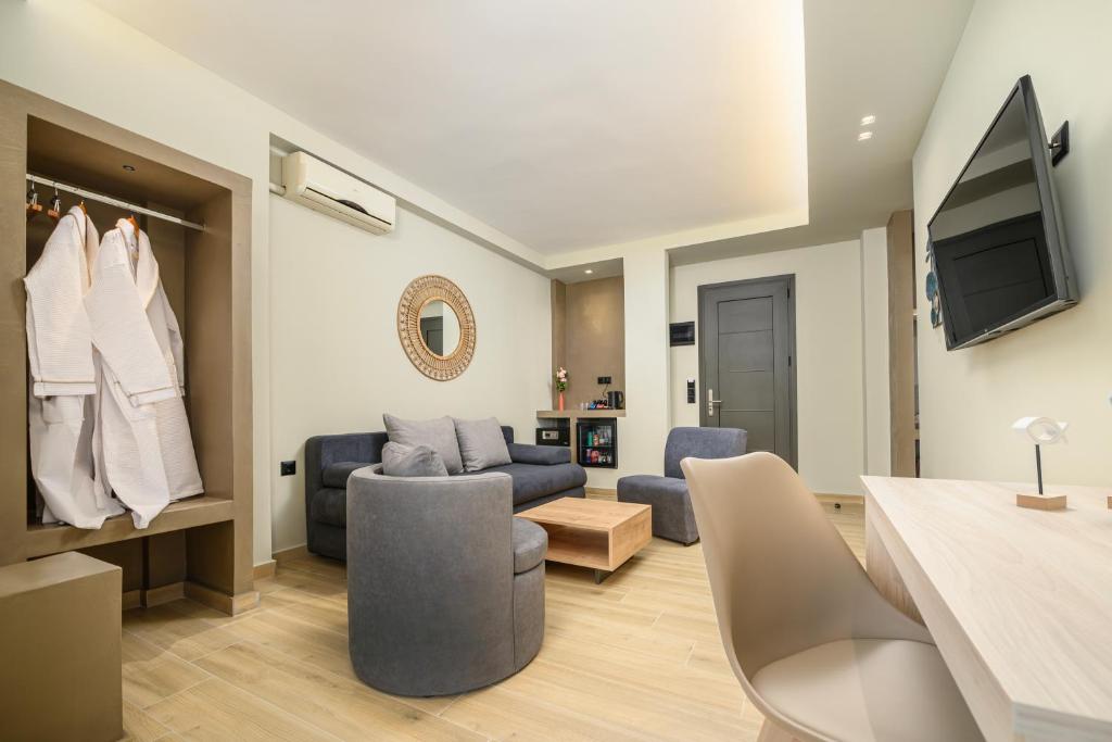 TV a/nebo společenská místnost v ubytování Nicolas Grand Suites, Adults Only