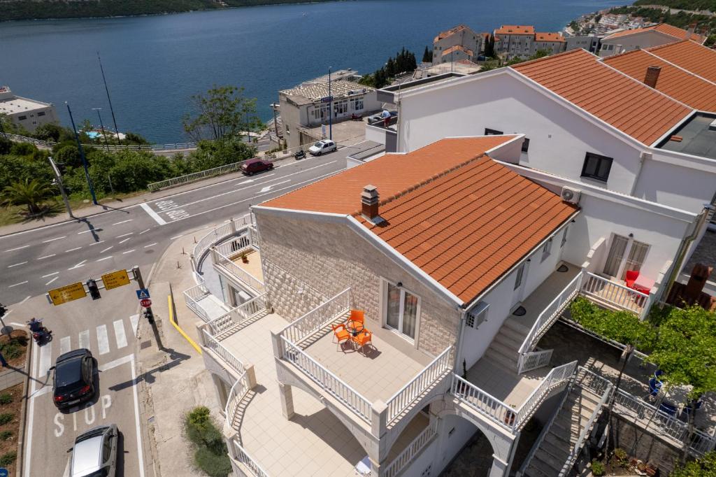 an overhead view of a house with a roof at Studio APARTMANI LEŽENIĆ in Neum