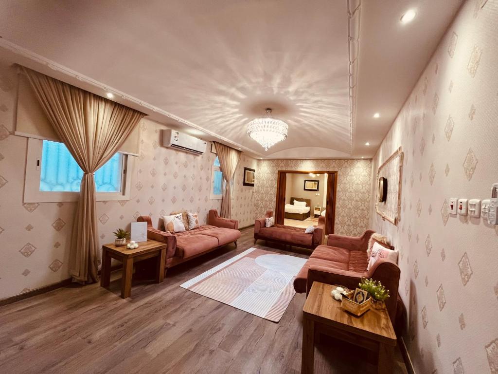 شقة فندقية استديو بطحاءقريش مكة في مكة المكرمة: غرفة معيشة مع أريكة وطاولة