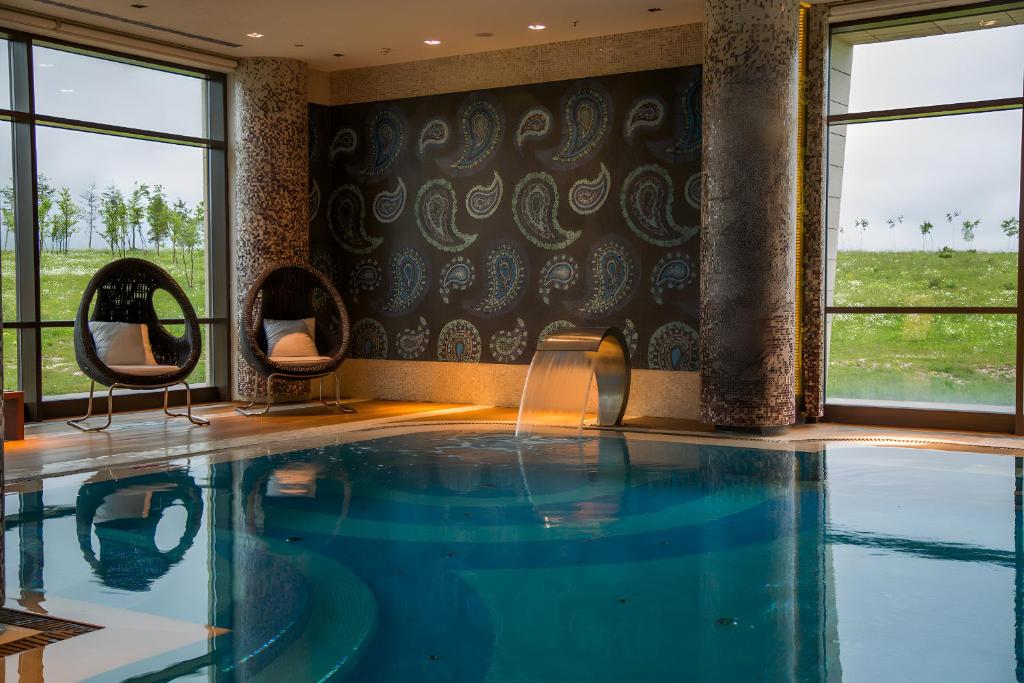 Bazén v ubytování Shahdag Hotel & Spa nebo v jeho okolí