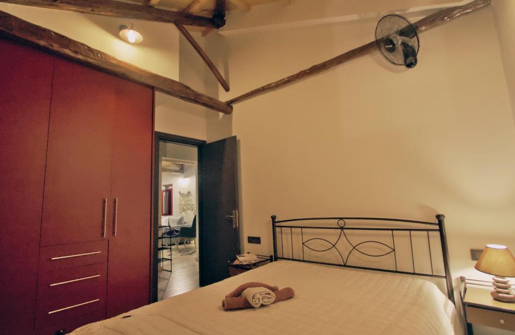 Postel nebo postele na pokoji v ubytování Yasemia Wood & Stone Villa