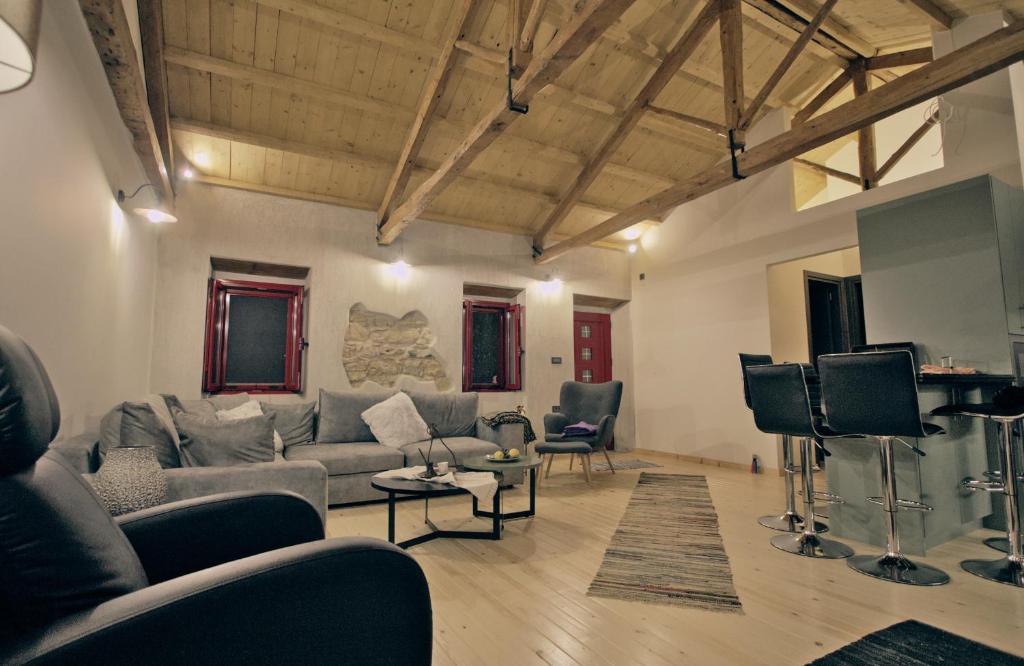 Posezení v ubytování Yasemia Wood & Stone Villa