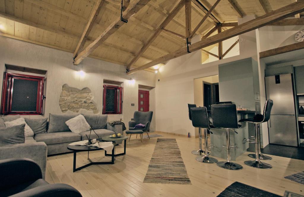 Posezení v ubytování Yasemia Wood & Stone Villa