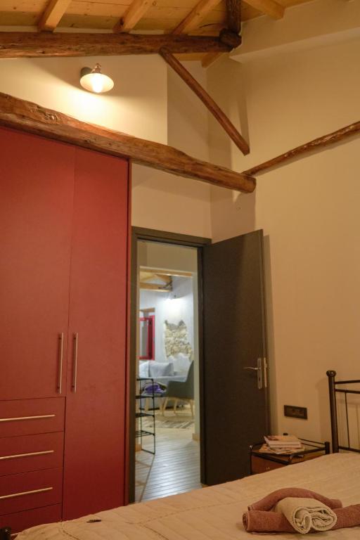 Postel nebo postele na pokoji v ubytování Yasemia Wood & Stone Villa
