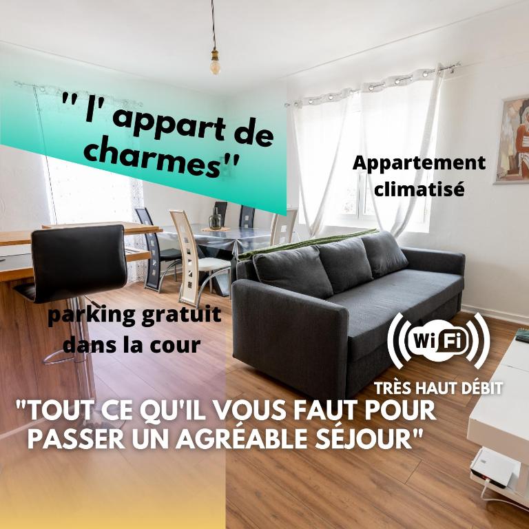 un salon avec un canapé et une table dans l'établissement appart de charme a 2 pas du centre de Montbrison, à Montbrison
