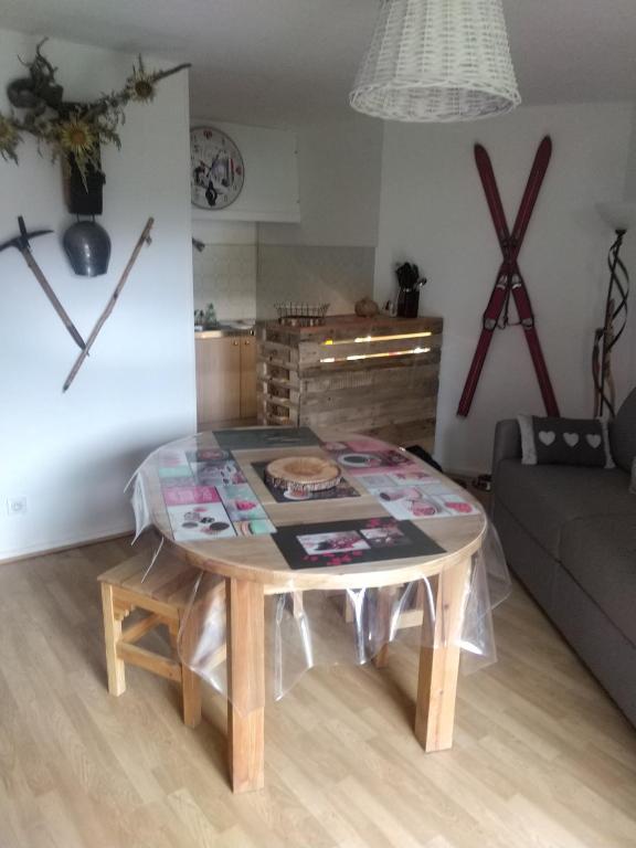un salon avec une table et un canapé dans l'établissement Appartement en residence, aux Angles