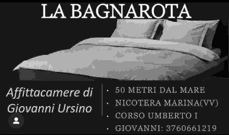 un'immagine in bianco e nero di un letto con di La Bagnarota a Nicotera Marina