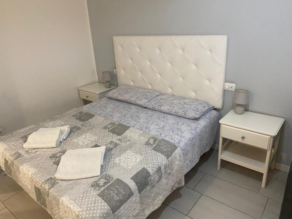 una camera con un letto con due comodini e un letto sidx sidx sidx. di Stadio 1 - Appartamenti locazione turistica Verona a Verona