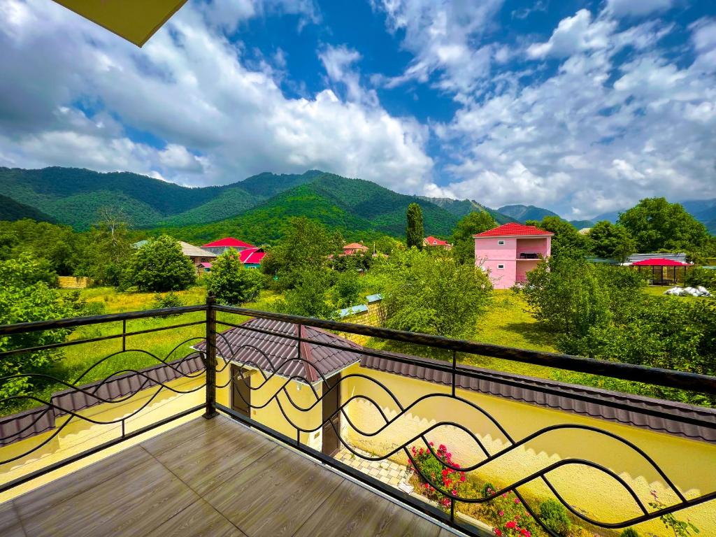 uma varanda com vista para uma montanha em Gabala Mountain Lodge em Gabala