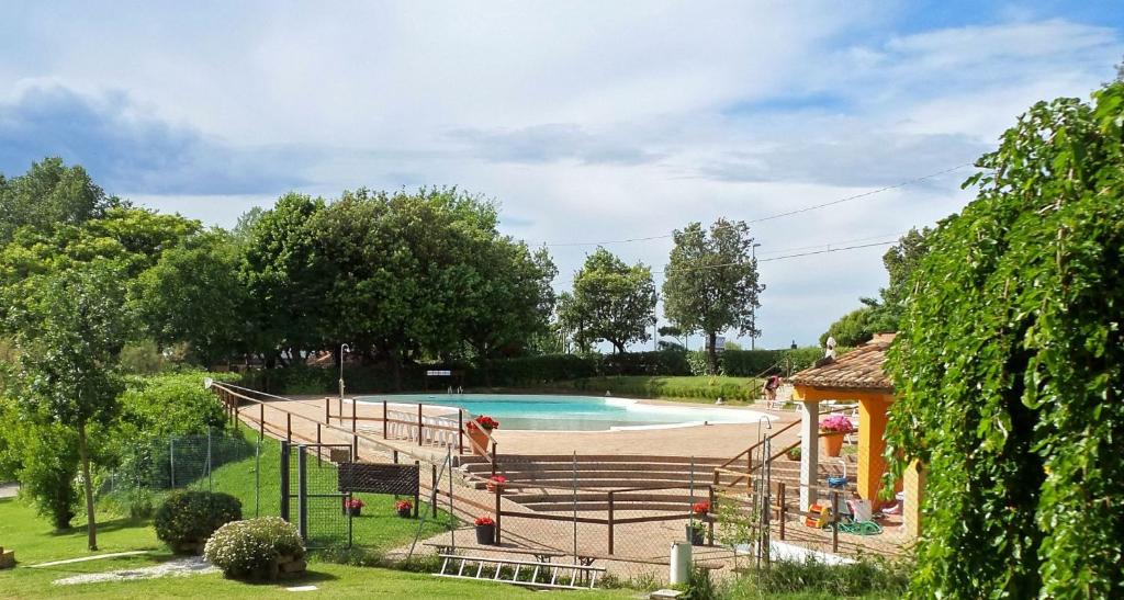 Bazén v ubytování Camping Paradiso nebo v jeho okolí