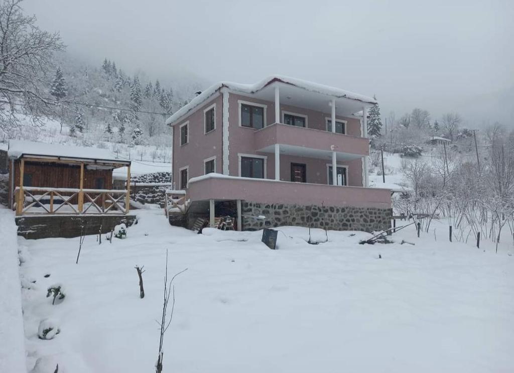 een groot huis in de sneeuw met sneeuw bij ORTAKÖY VİLLA in Macka