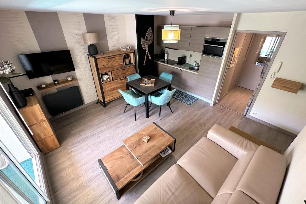 un salon avec un canapé et une table dans l'établissement Ideal cozy nest with terrasse and parking spot, au Pouliguen