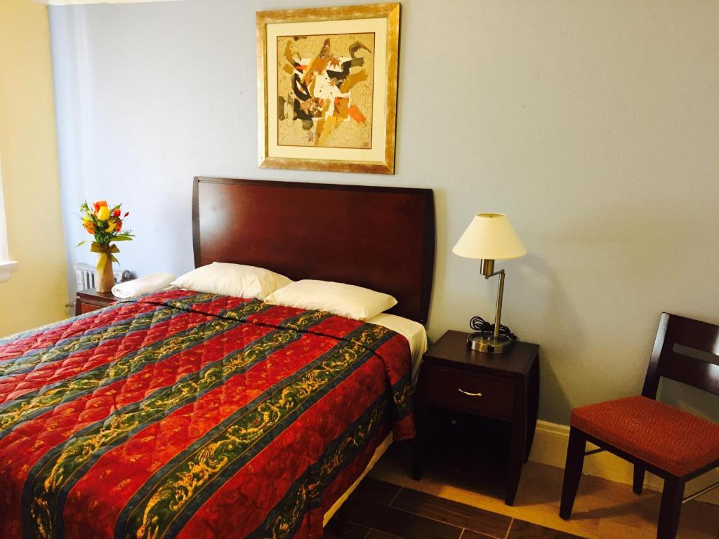 Habitación de hotel con cama y silla en Aldrich Hotel en San Francisco