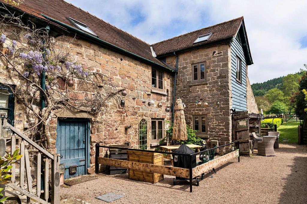 Finest Retreats Cougars Creek Exotic Animal Sanctuary, Ross on Wye