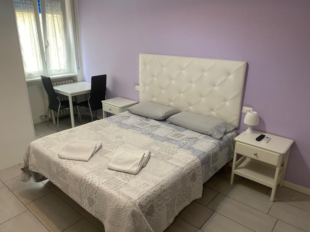 Posteľ alebo postele v izbe v ubytovaní Stadio 1 - Appartamenti monolocali con bagno privato Verona