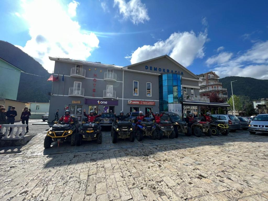 eine Gruppe von Motorrädern, die vor einem Gebäude geparkt sind in der Unterkunft Hotel Demokracia in Fushë-Arrëz