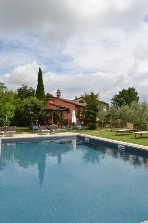 Bazén v ubytovaní Cortona Gabolina e Turata Holiday Home alebo v jeho blízkosti